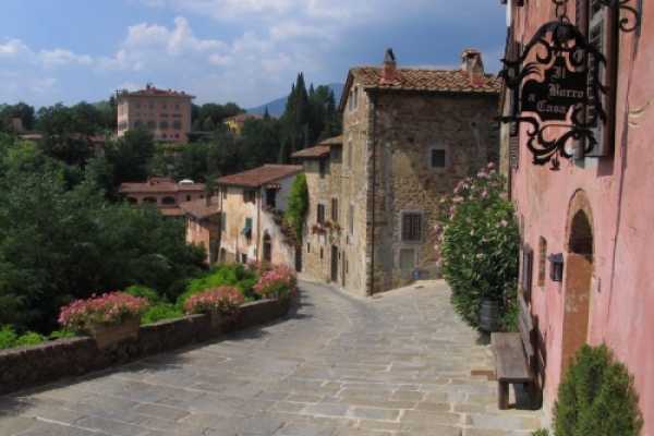 Book now your holiday in Tuscany in this beautiful private exclusive residence with pool in Arezzo in Tuscany, rent this holiday home