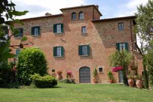 Country house vacations rentals with pool in Foiano della Chiana near Cortona in Tuscany. Holiday country house immersed in the tuscan countryside