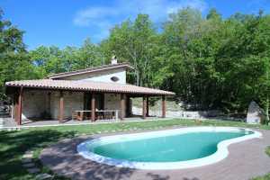 Private farmhouse vacations rentals with pool near Benevento in val di Sannio. Beautuful park immersed in a wood with 2 bedrooms and 2 baths