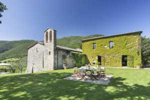 Book now your holiday in Perugia in Umbria private farmhouse with swimming pool, a farmhouse immersed in the green of the nature reserve and enjoying 